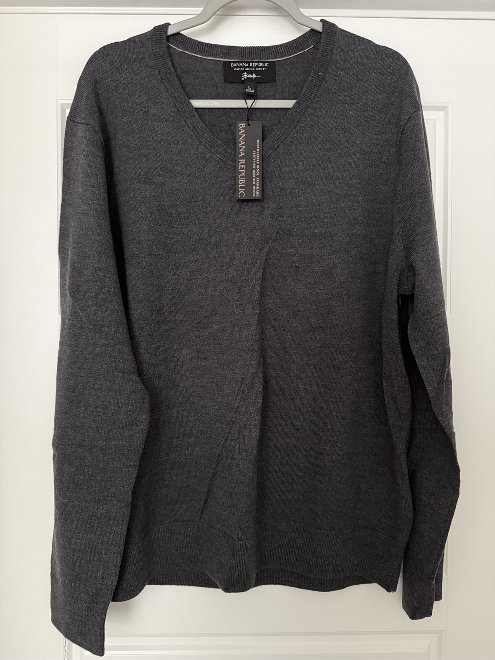 Banana Republic Men's Dark Charcoal V-Neck Sweater -Merino Wool size Large - NEW